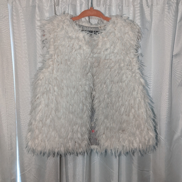 Girl Sherpa vest *3 items for $15* - Picture 2 of 4
